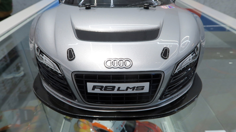 左右のエアインテークや特徴的なフロントグリルはステッカーで表現されている