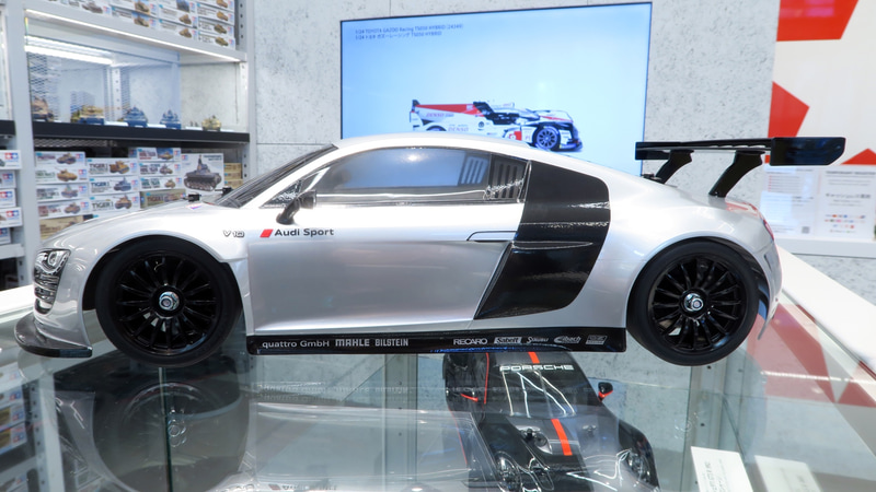 足回りには16本スポークホイールにレーシングスリックタイヤを装備