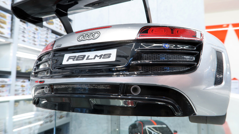 リアのライトやディフューザー部分はステッカーで表現されている