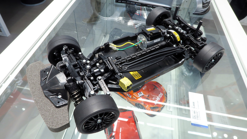 「TT-02」シャーシ※写真はRC装置未搭載の状態