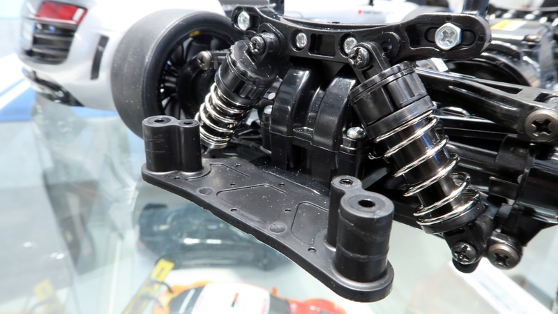 フリクションダンパーを装備した、ダブルウィッシュボーンタイプのリヤサスペンション