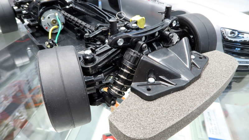 バンパーには実車のレーシングカートをイメージしたバンパーサポートを装備