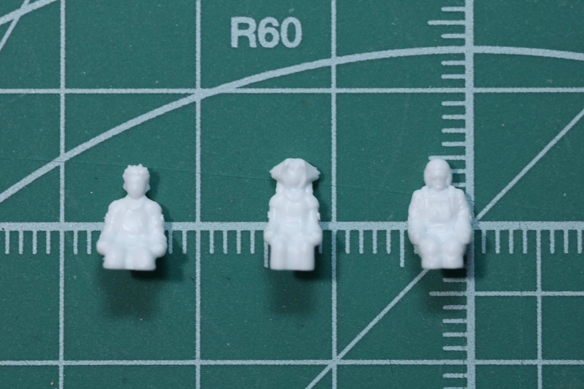 パイロットフィギュア。左からバン、フィーネ、一般兵