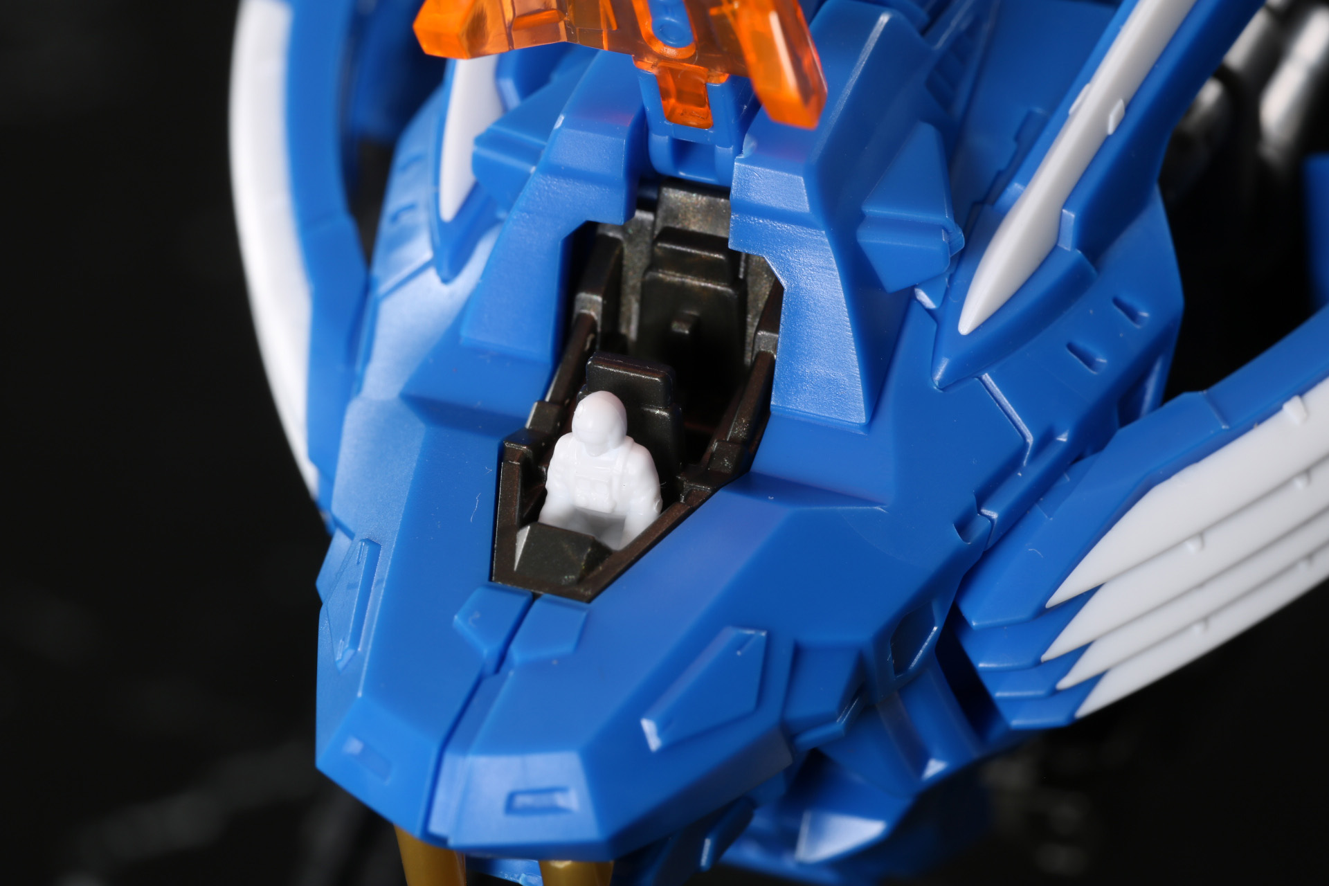 キャノピーは開閉し、一般兵士パイロットフィギュアを搭乗可能