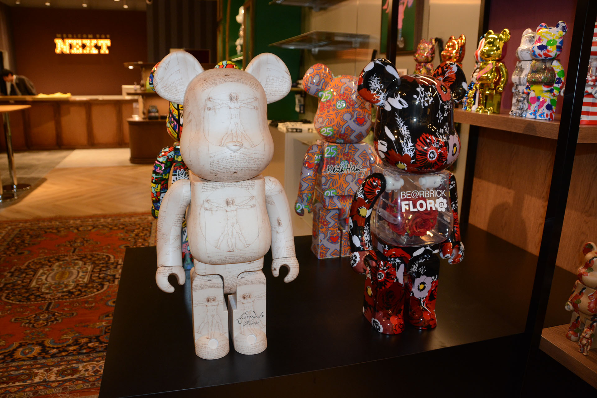 メディコム・トイで大きな人気があるのが「BE@RBRICK(ベアブリック)」。丸い耳を持つ熊の形をしたフィギュアで、様々な意匠を盛り込む。2001年より世界中で人気を集めている