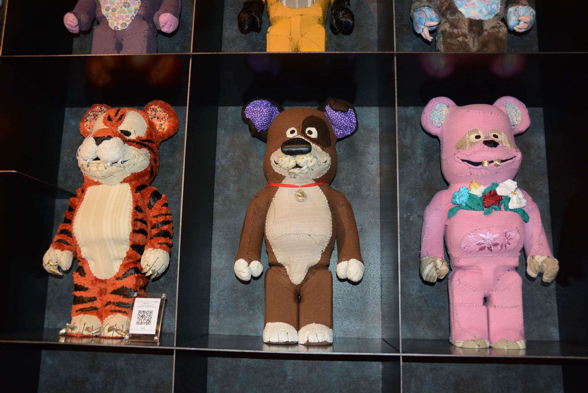 アーティストのデザインしたベアブリック。こちらは展示品の一点ものだという