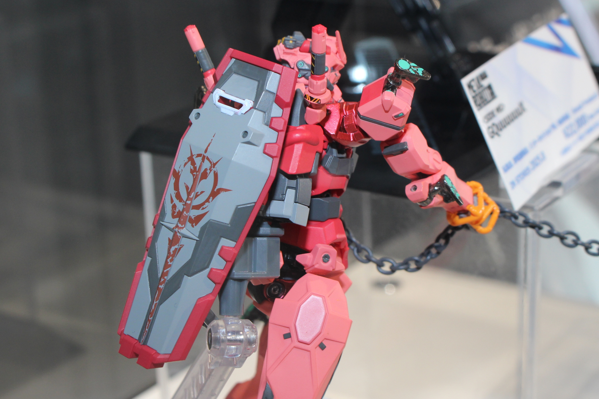 シールドにはジオンのマークを再現