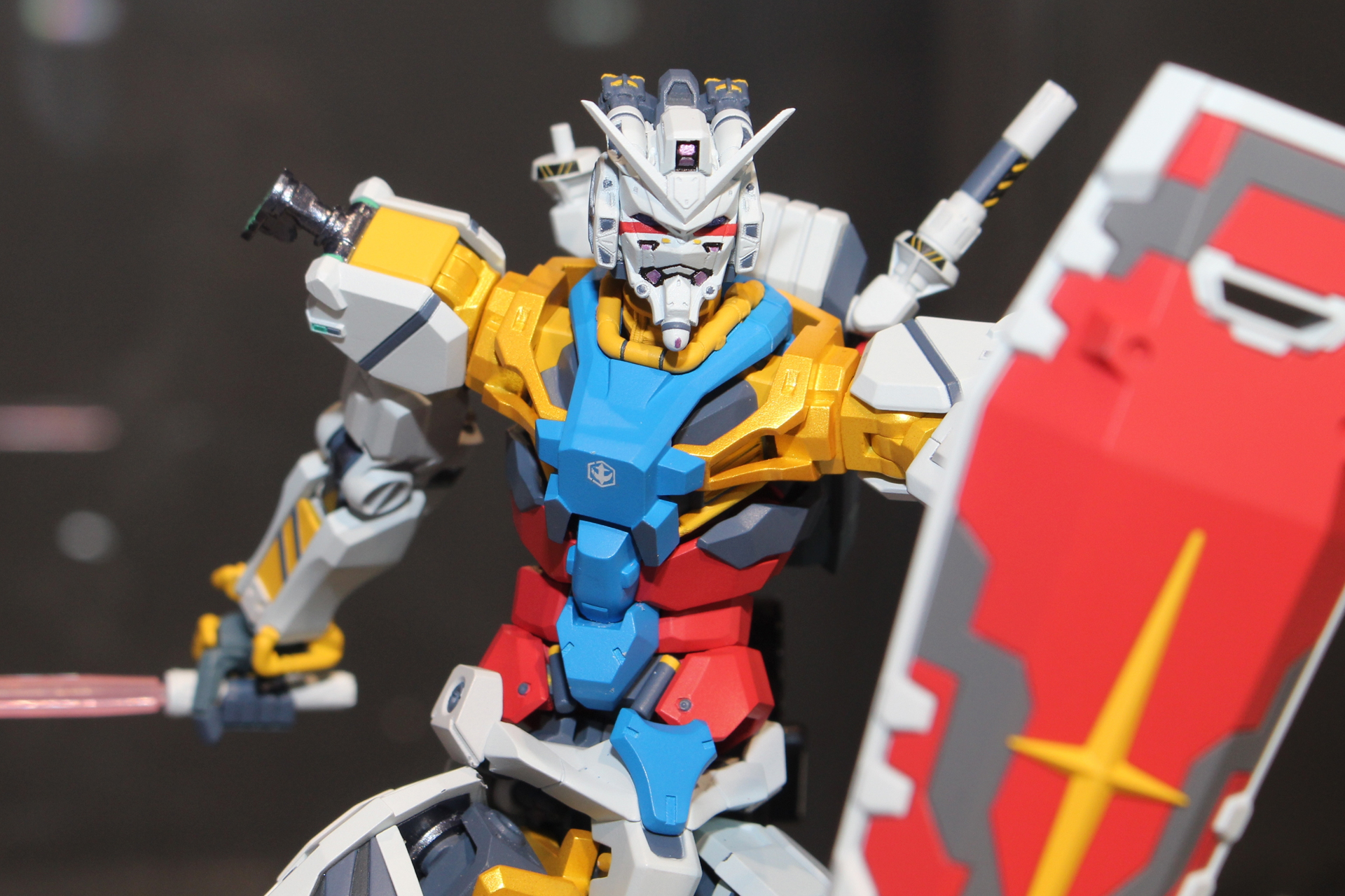 こちらは黄色の部分の一部がメタリック塗装だ