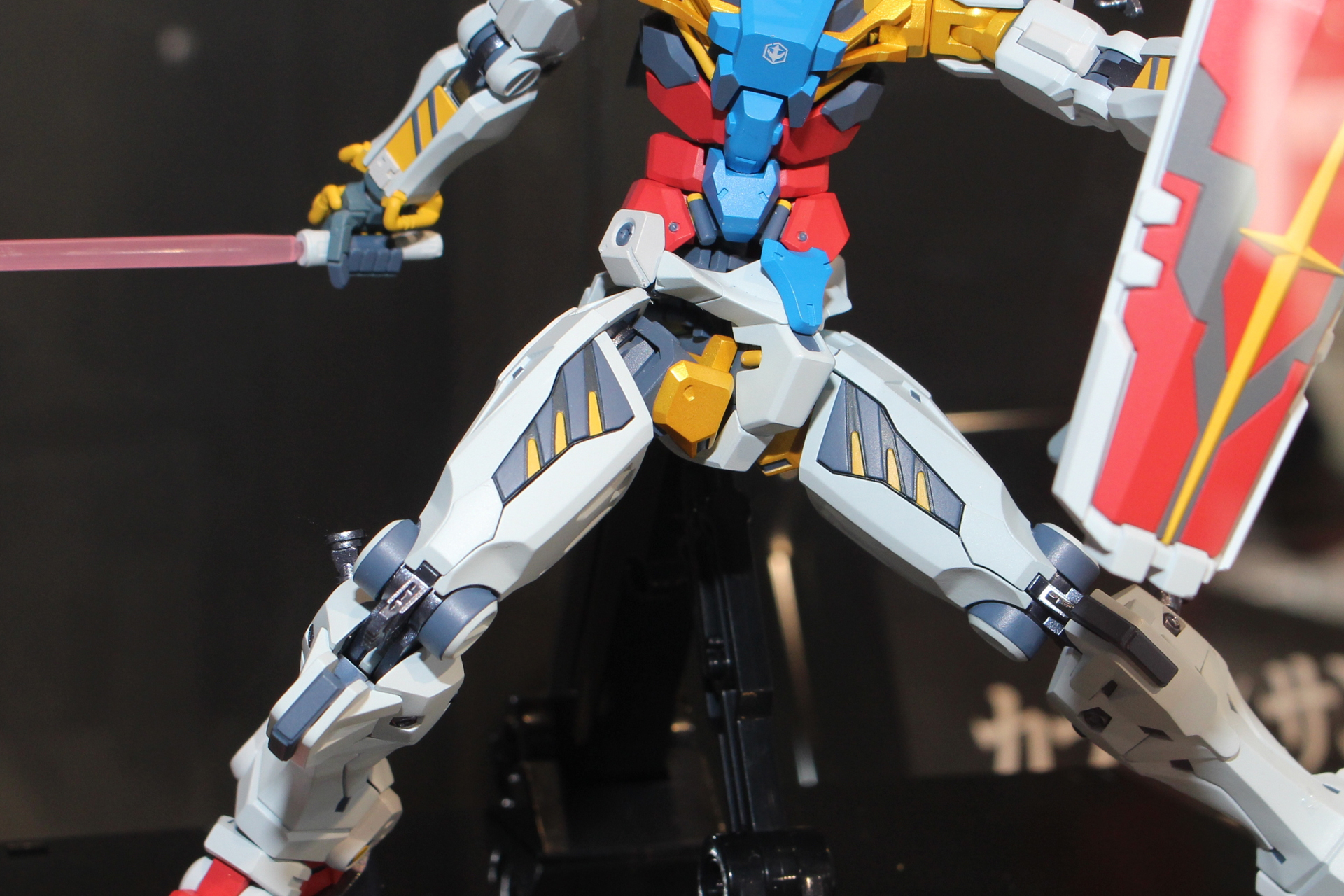 関節部にはダイキャスト製のフレームが見えている