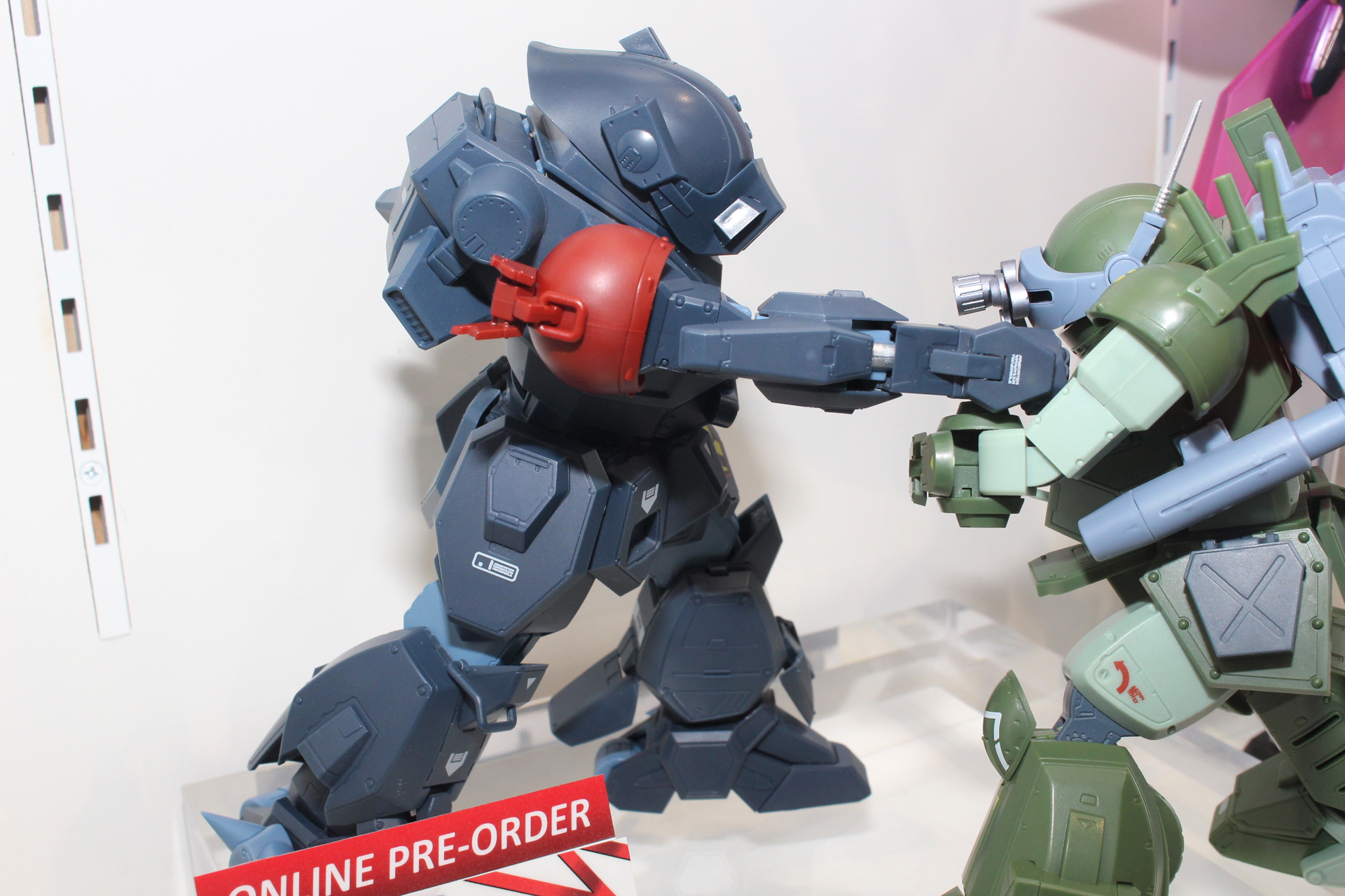 黒に近いダークグレーがメインカラーのH級AT