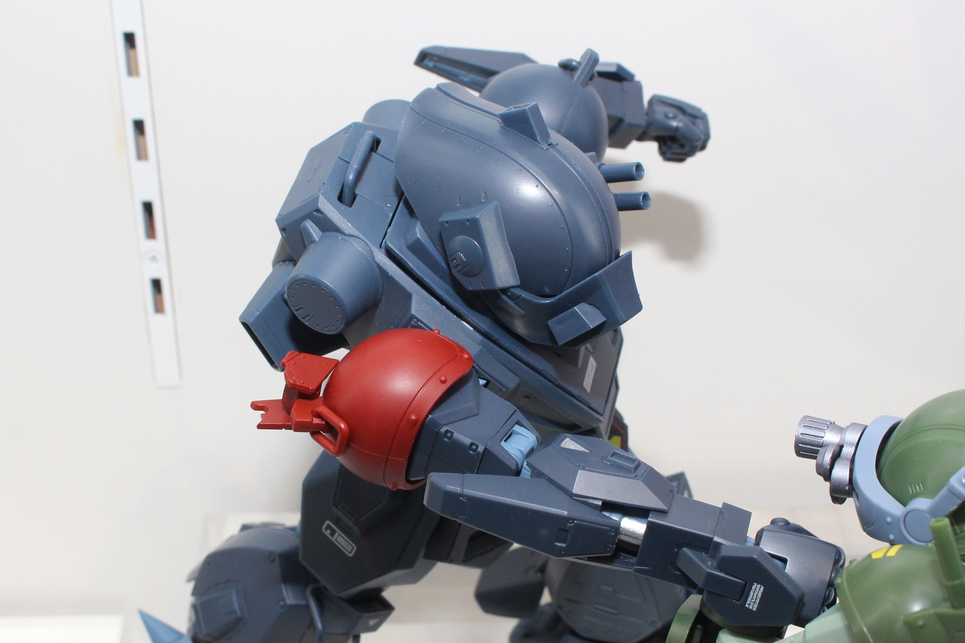 アームパンチでターボカスタムを攻撃する様子