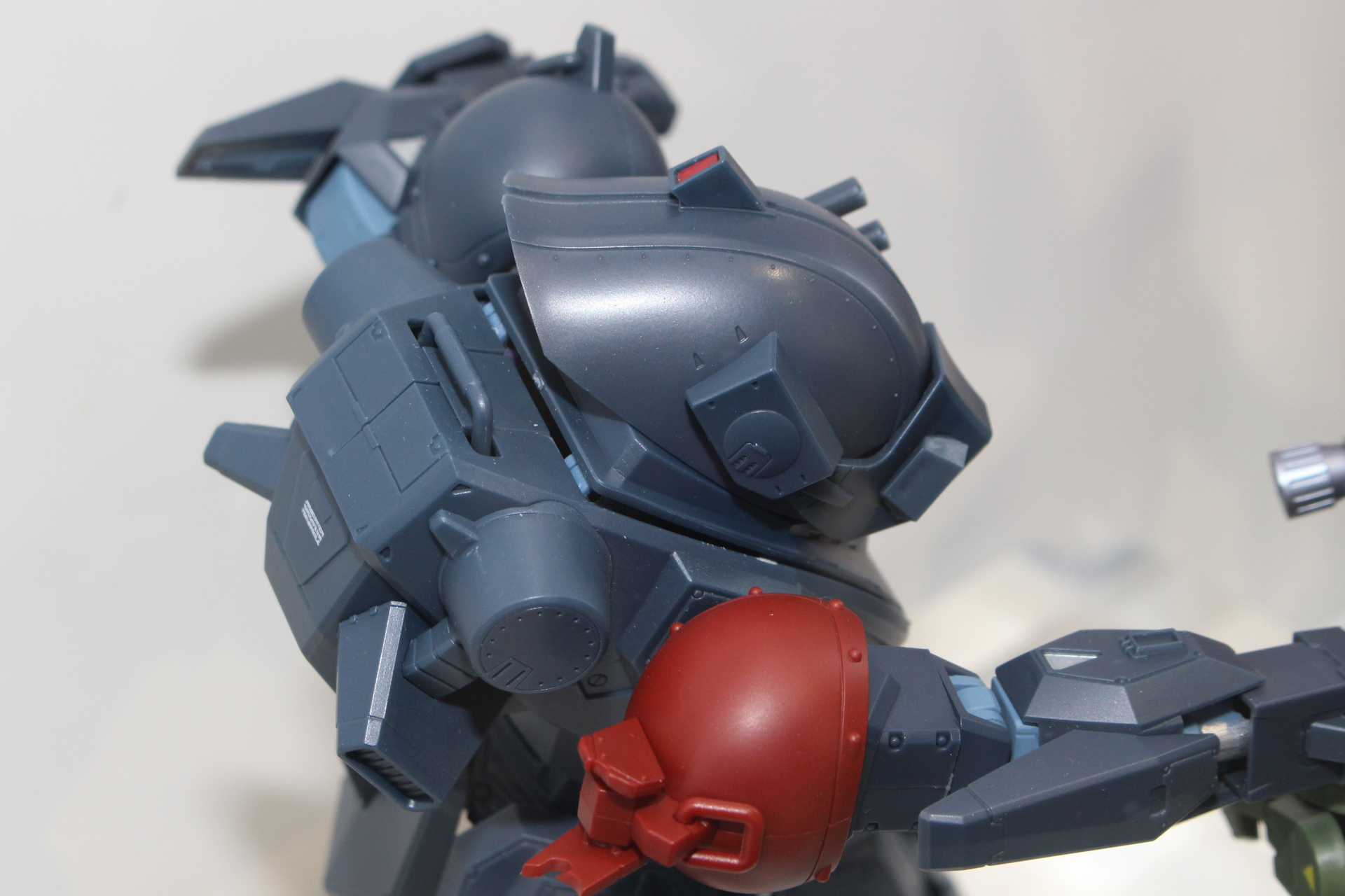 背中のミッションパック上部にあるパイプを押し込むとコクピットハッチが開くギミックを備える