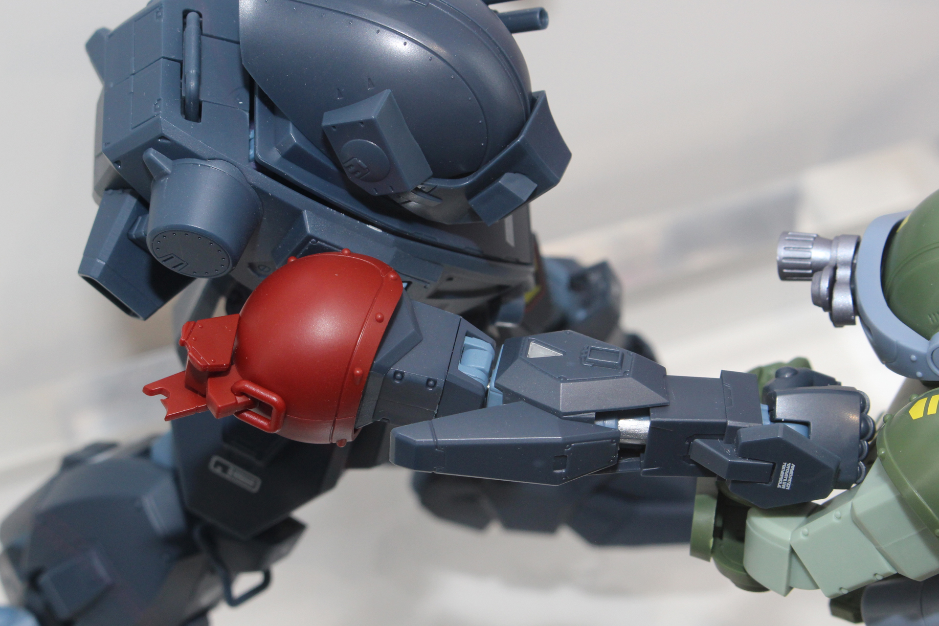 写真のショルダーアーマーはアンテナが折れたイプシロン機を再現している