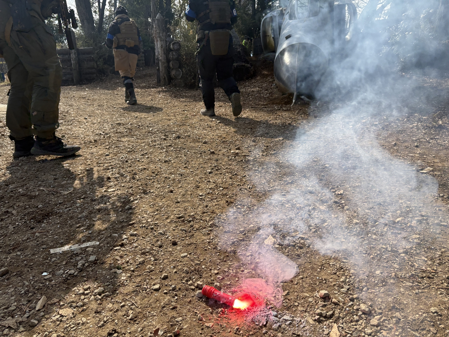 至るところに焚かれた発煙筒