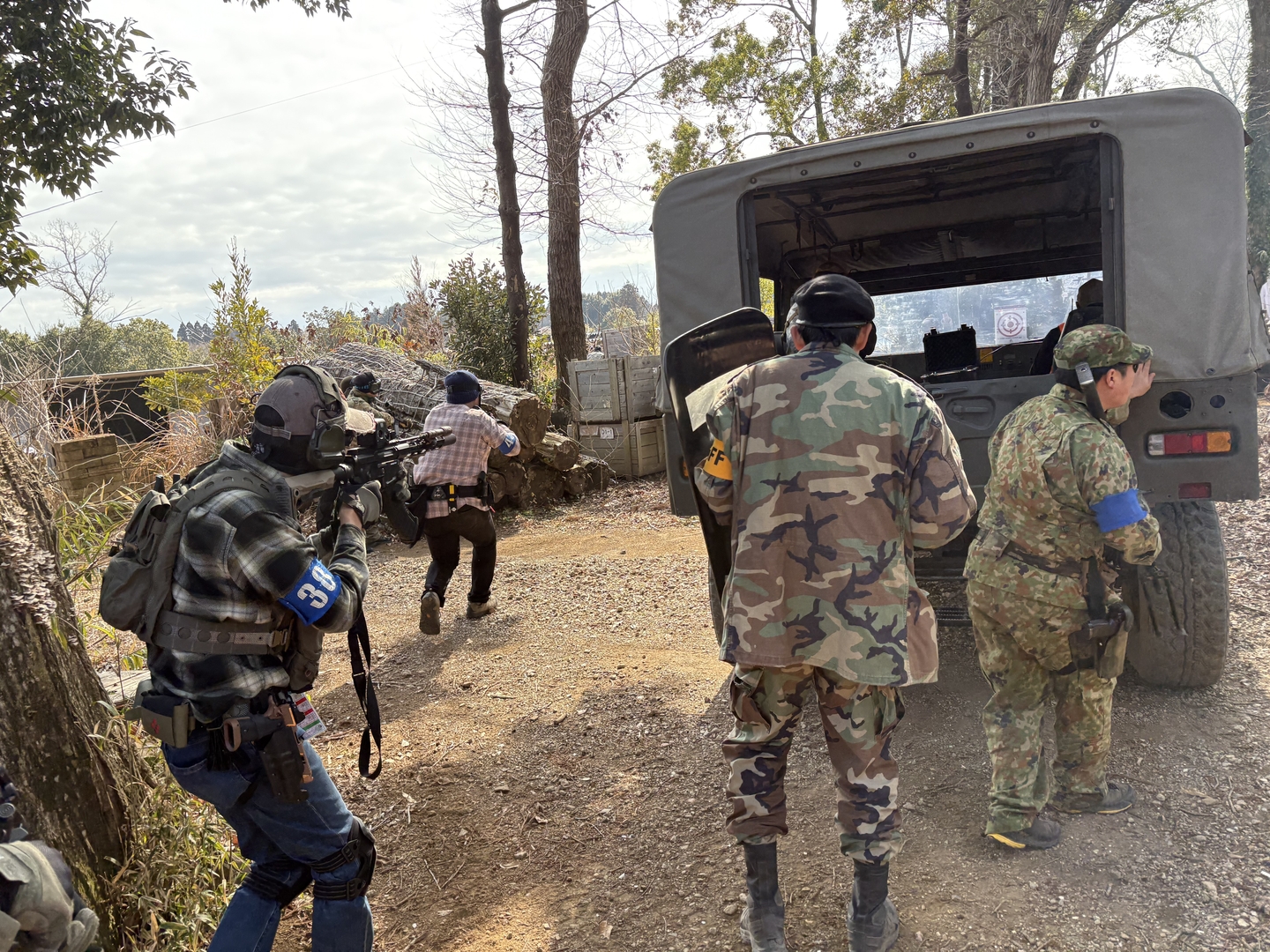 攻め側は装甲車両と共に前線を上げていく
