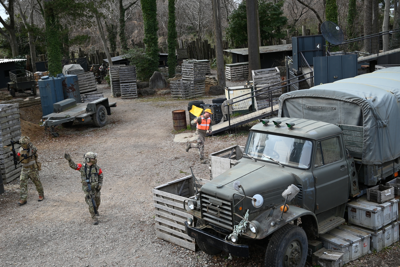 フラッグを持ったスタッフが航空支援役。フィールドを駆け回っていた