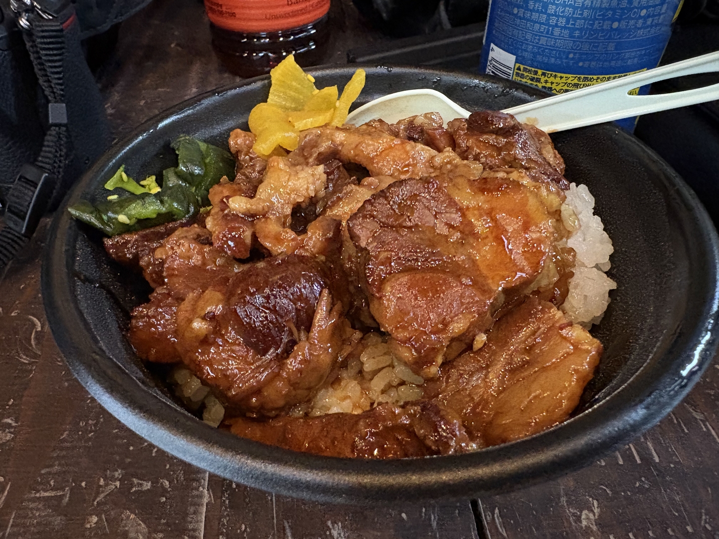 「豚角煮丼」（800円）。角煮たっぷりで幸せだった