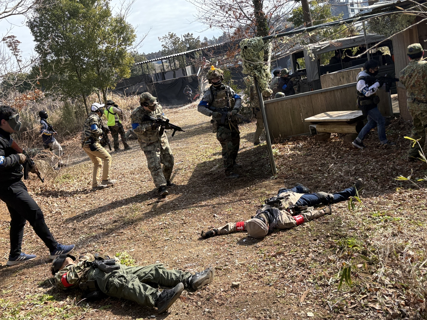 敵陣の奥に攻め入ったプレイヤーたち。ヒット者の成れの果てが横たわっている