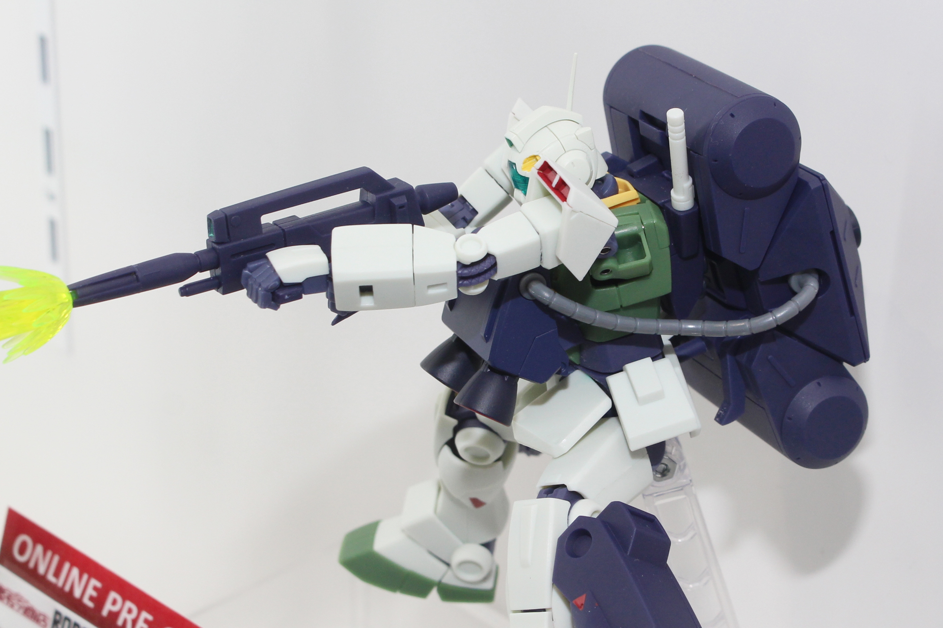 バリュートを装備した状態でも、付属のジムII用ビーム・ライフルを構えられる