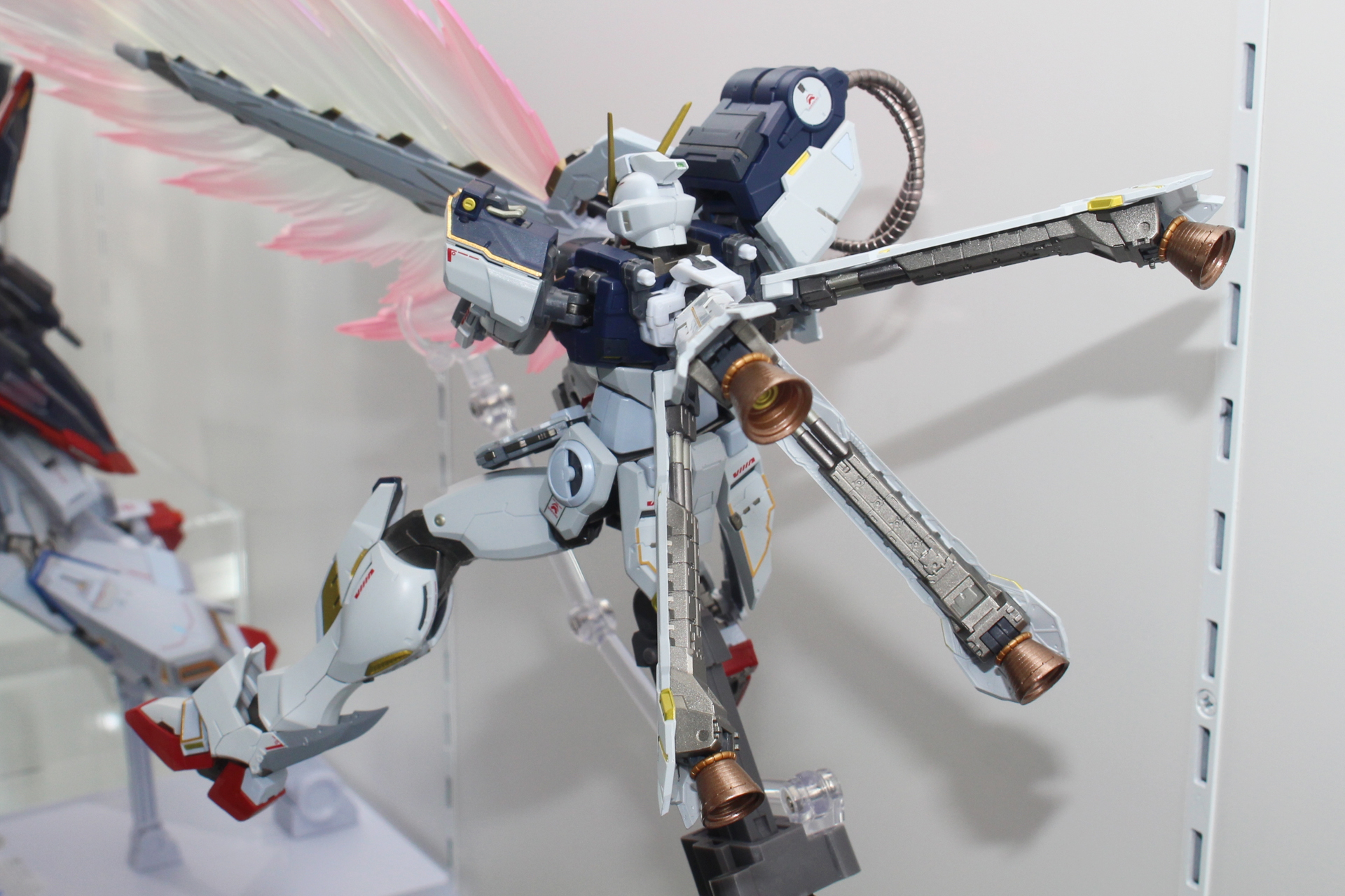 このアイテムの目玉であるハイ・ビーム・ブラスターは、右肩のジェネレーターとケーブルで繋がっている