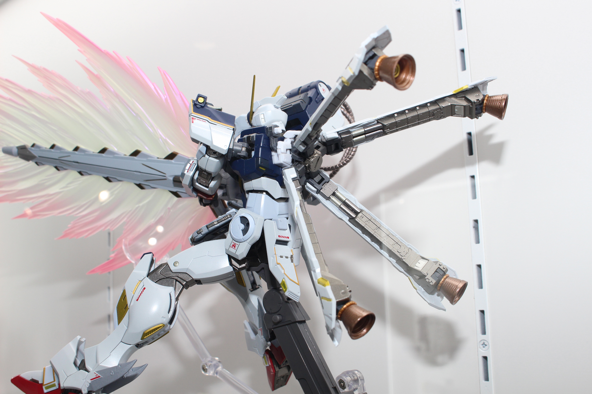 クロスボーン・ガンダムを象徴するフレキシブル・バインダー。コア・ブロックと繋がっている