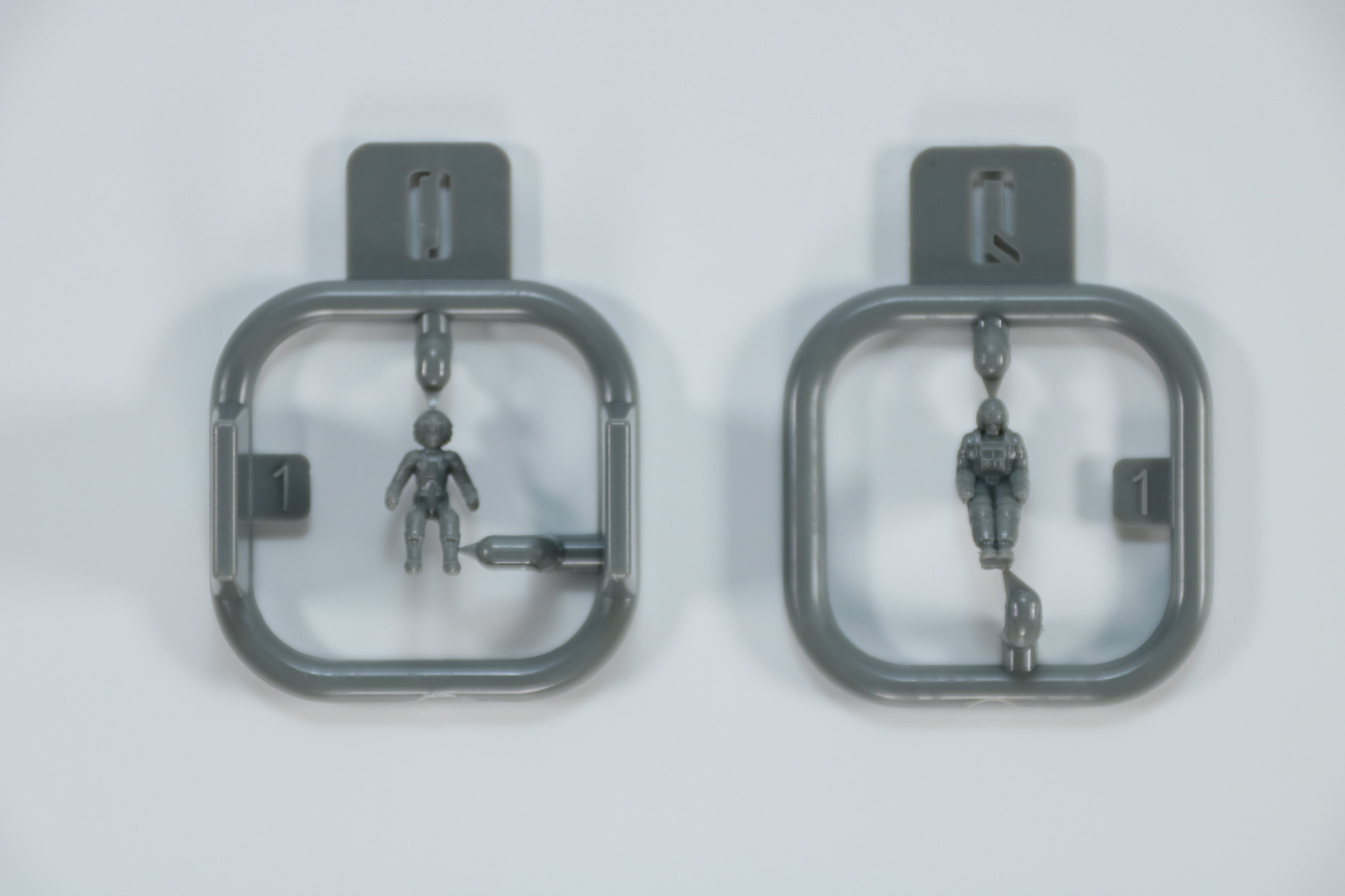 O、Qランナー。レイヴンと一般兵士パイロットフィギュア