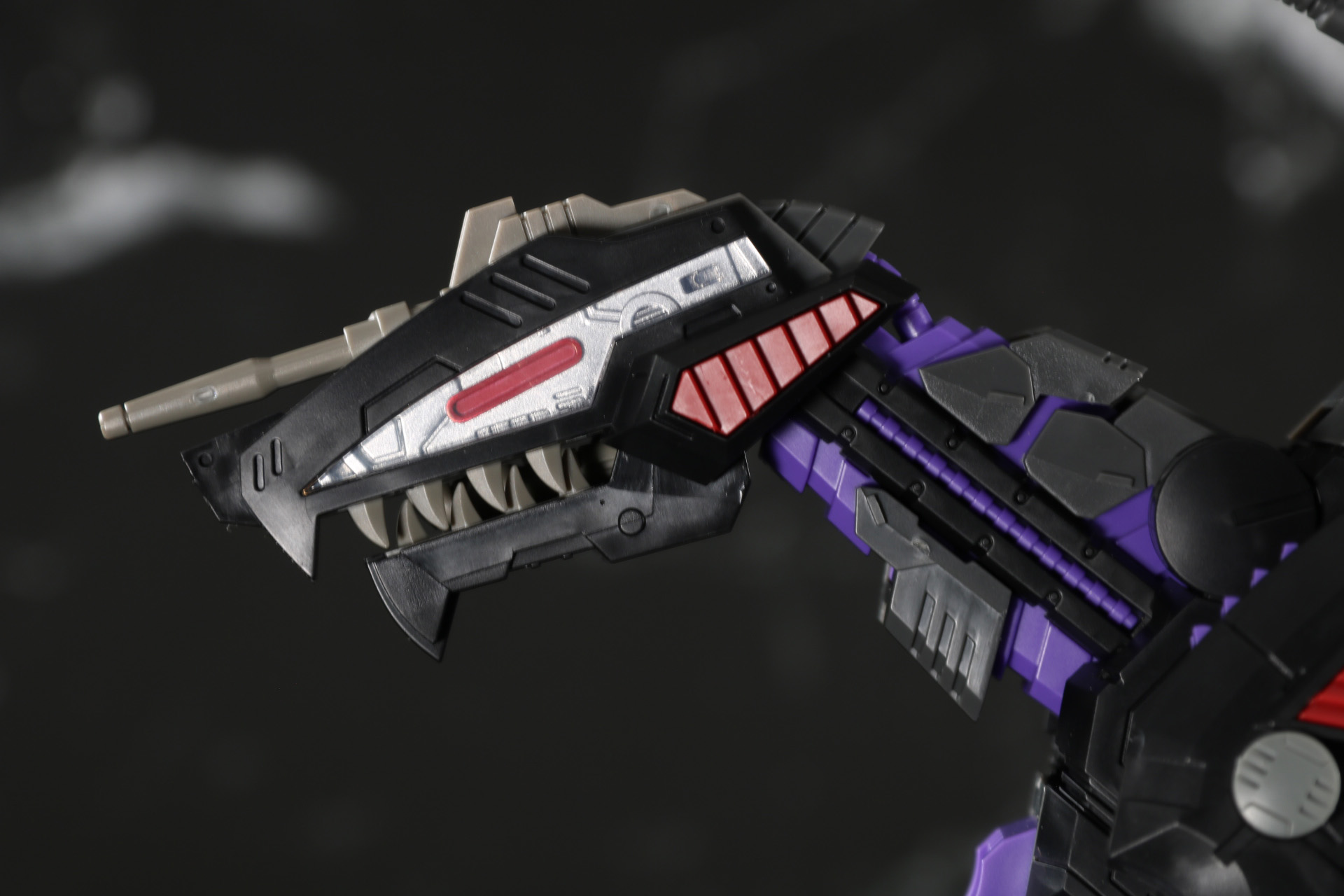 頭部。小さめな印象で口のハイパーキラーファングもしっかりと造形されている