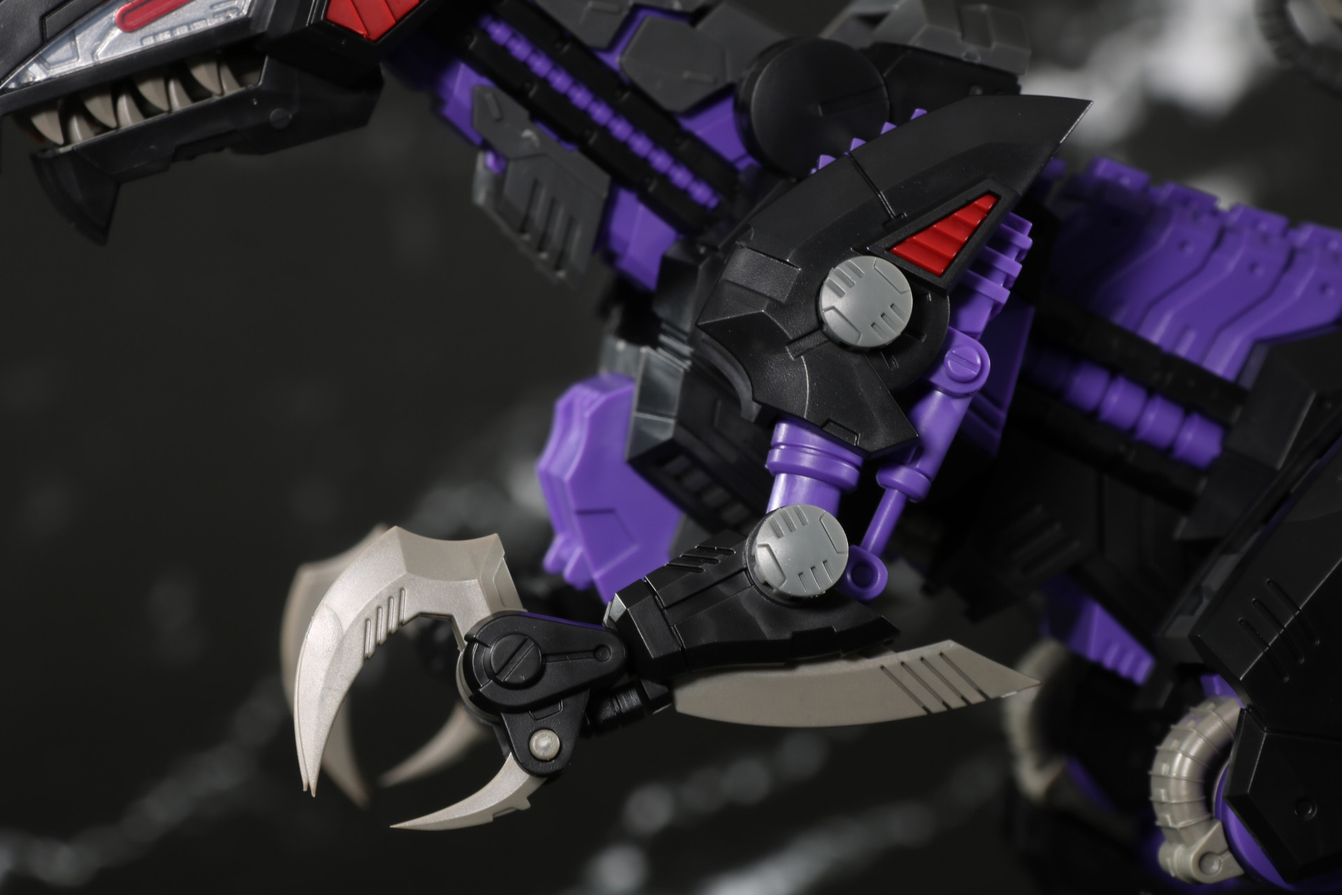 ティラノサウルスのように小さめの腕部