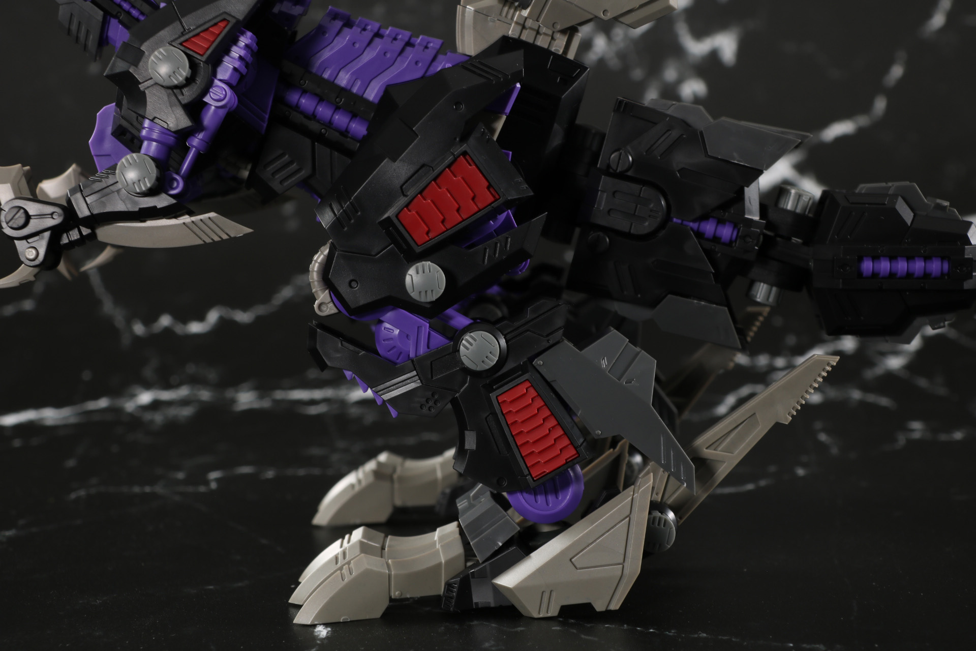 脚部は大きく、安定感あるディスプレイができる