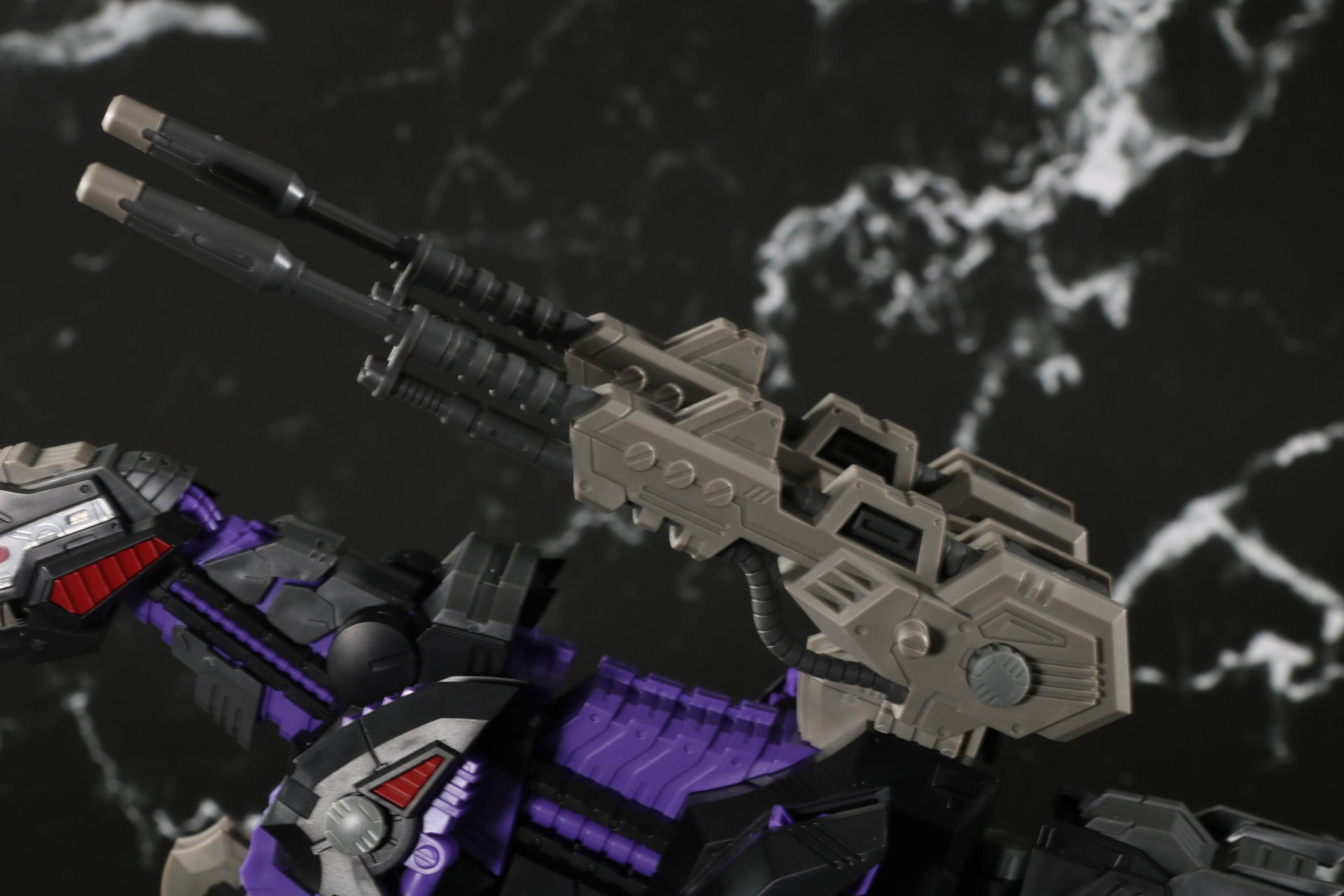 ロングレンジパルスレーザーライフルも武骨なデザインとなっている