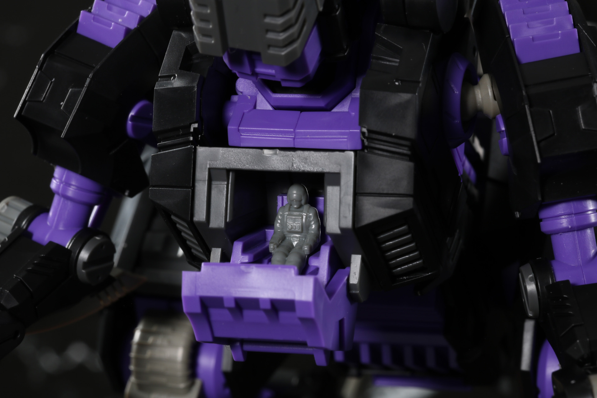 胸部のコックピットハッチが開閉。内部にパイロットフィギュアを乗せることができる