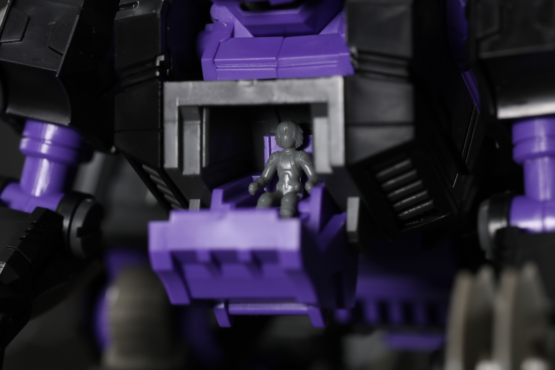 胸部のコックピットハッチが開閉。内部にパイロットフィギュアを乗せることができる