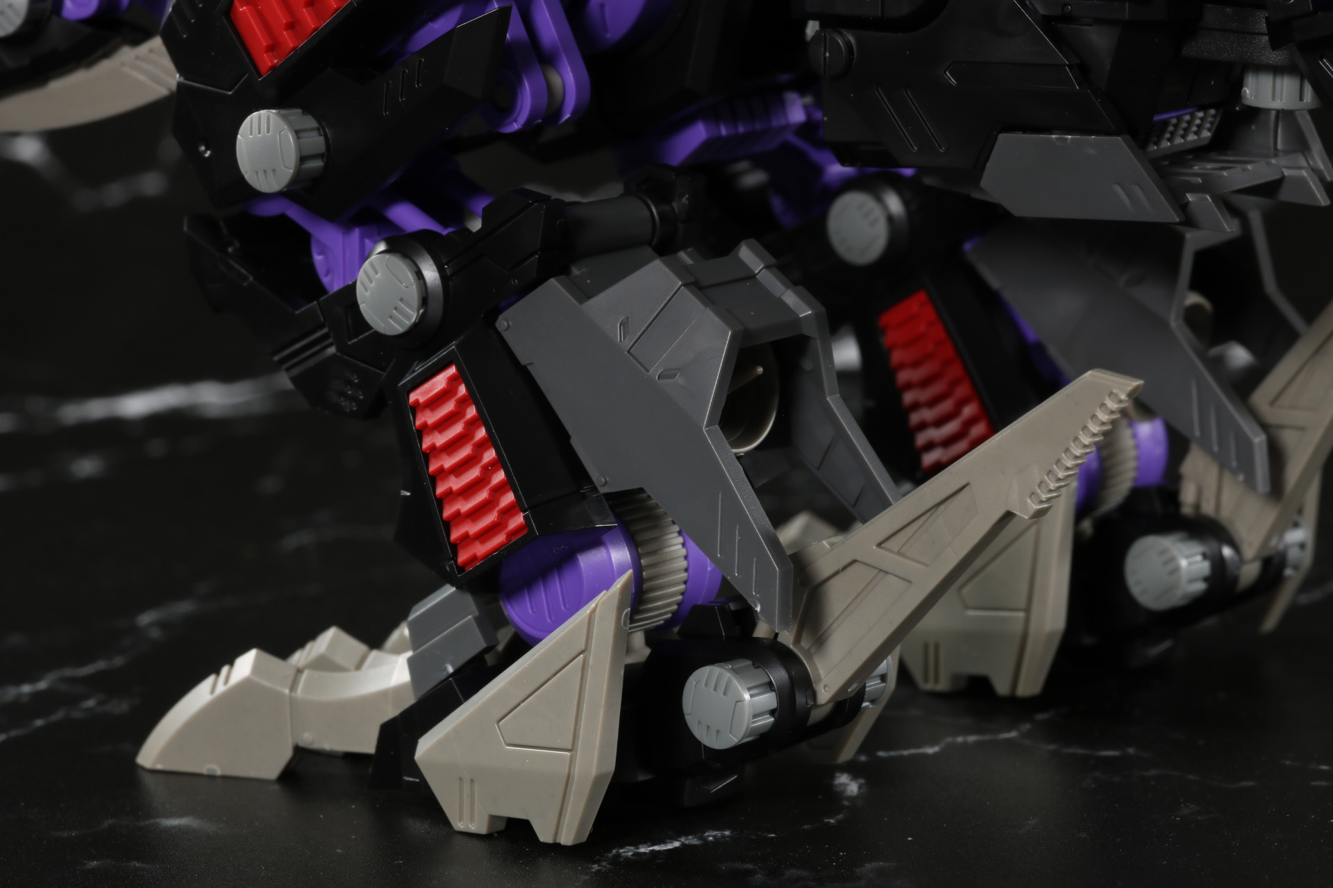 脚部のアンカーも展開