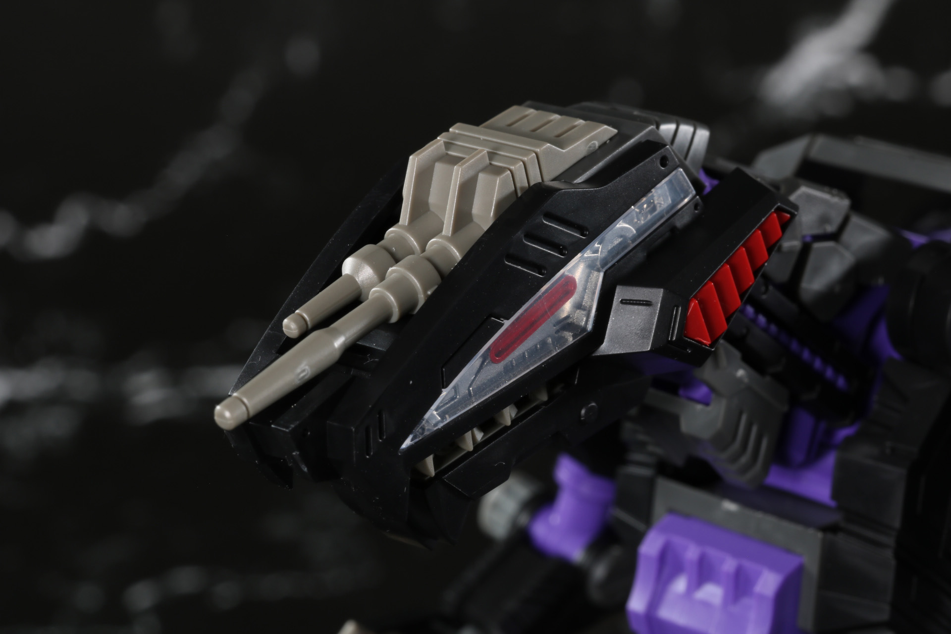 頭部レーザーガンはパーツの組み換えで量産機仕様（左）とレイヴン専用機仕様（右）にすることができる