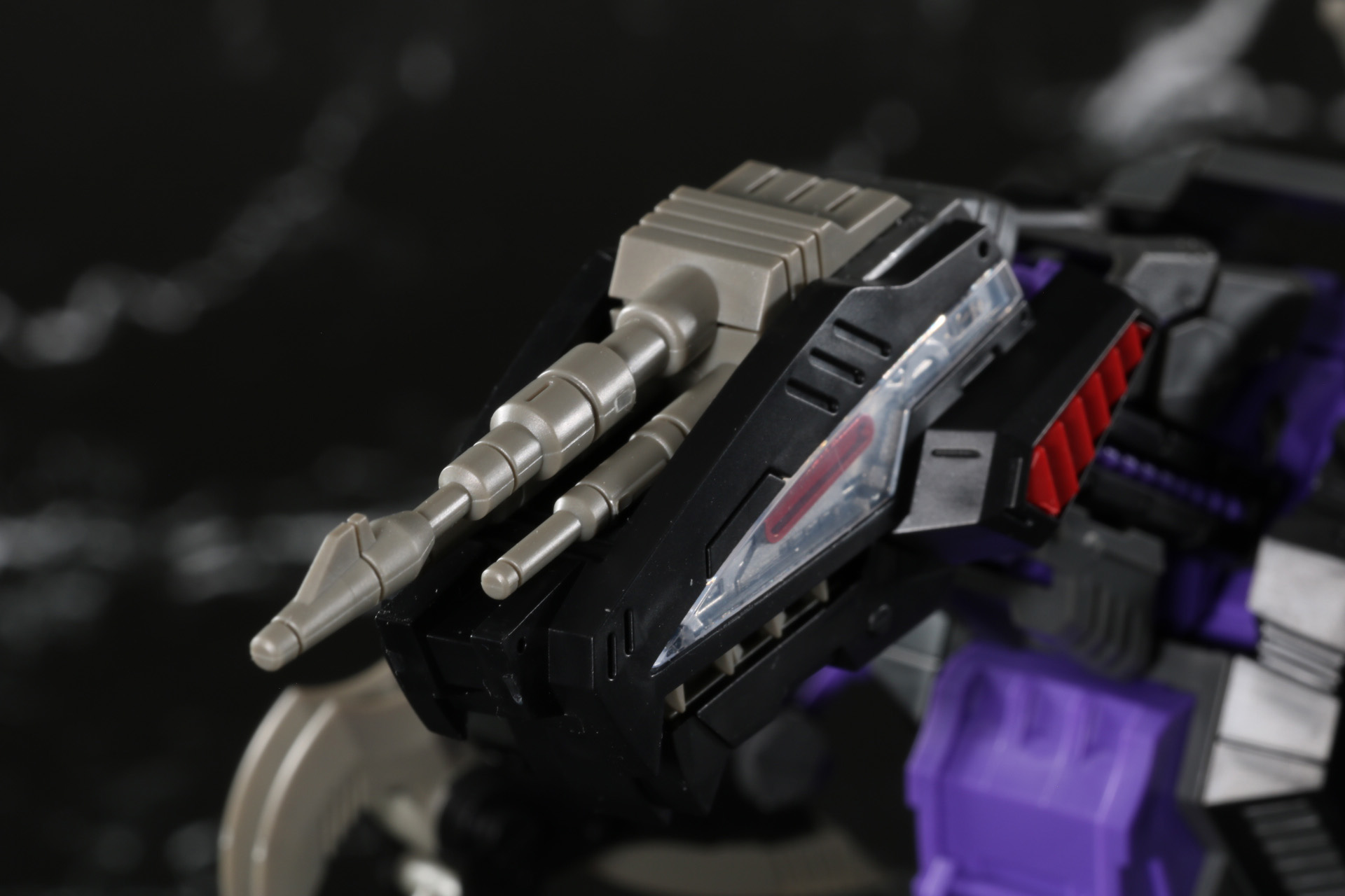 頭部レーザーガンはパーツの組み換えで量産機仕様（左）とレイヴン専用機仕様（右）にすることができる