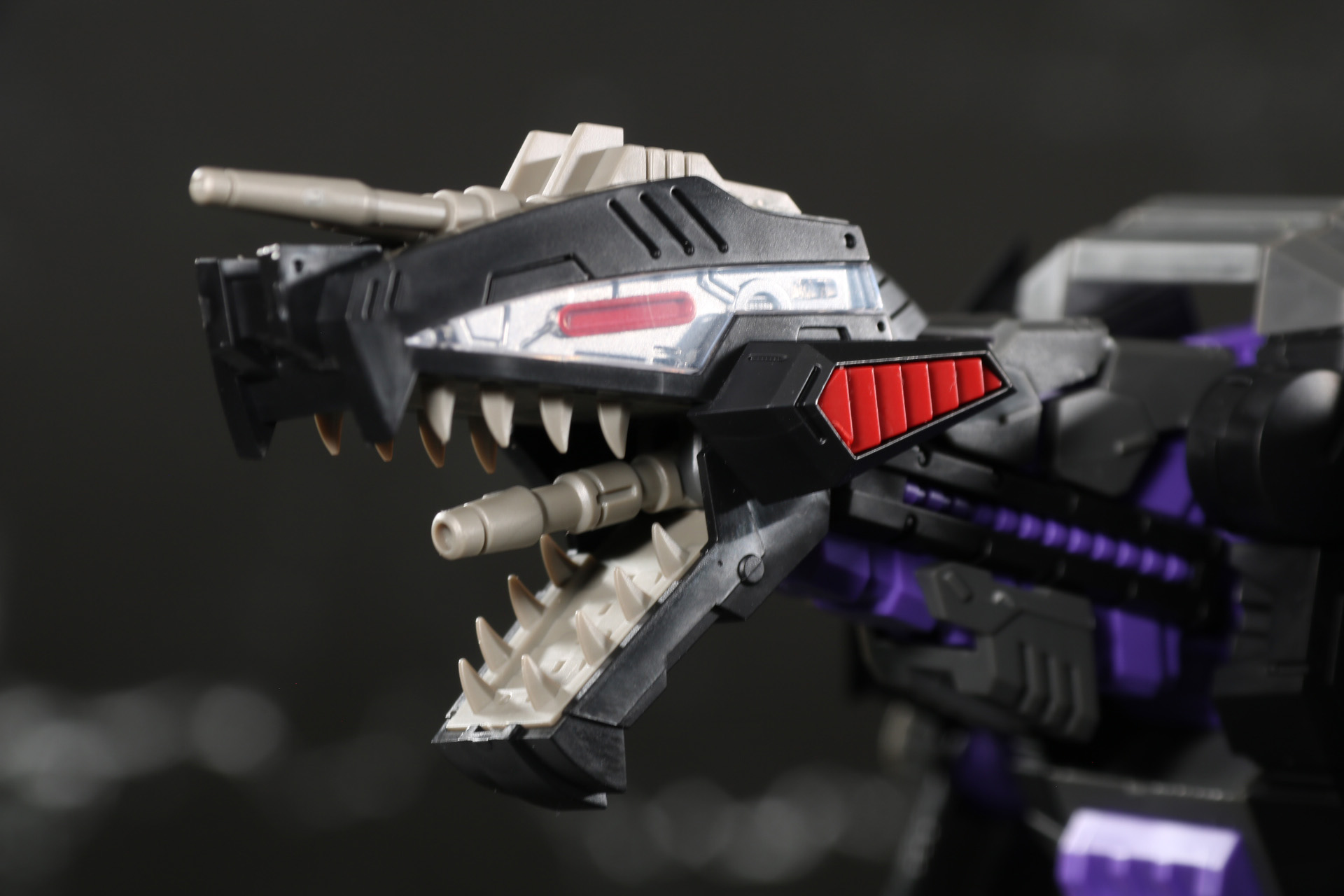 口内の荷電粒子砲の砲身も展開した状態のパーツに組み替えることで臨場感あるディスプレイが可能に