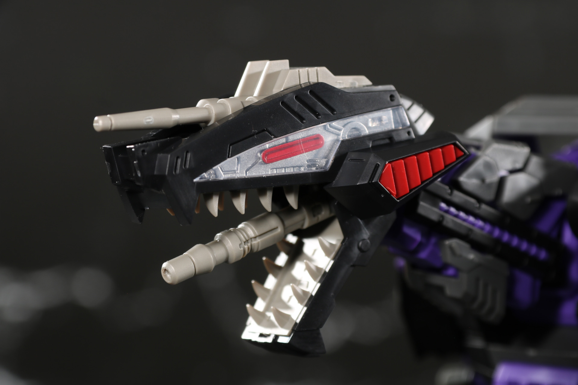 口内の荷電粒子砲の砲身も展開した状態のパーツに組み替えることで臨場感あるディスプレイが可能に