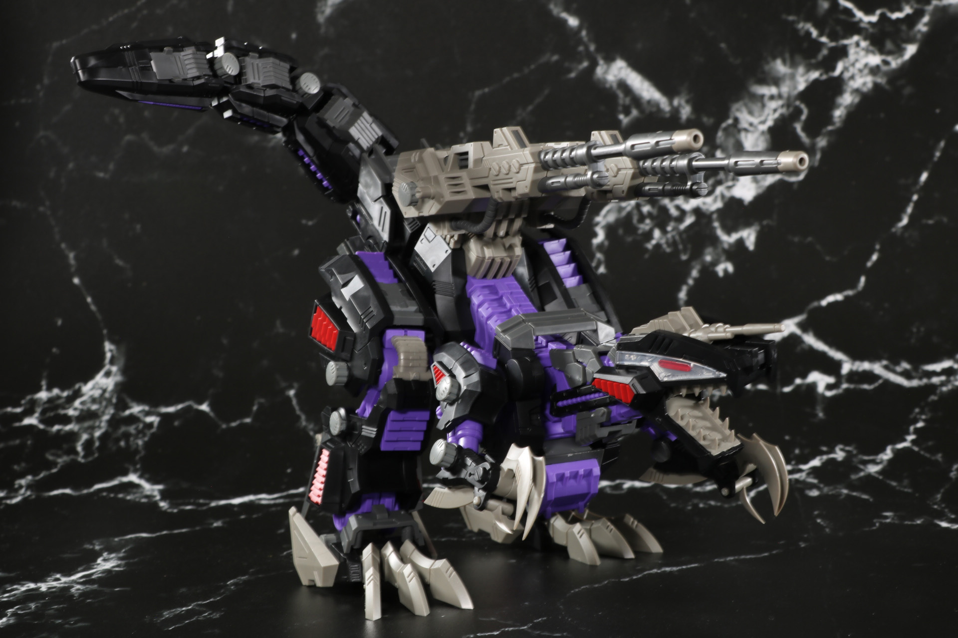 胴体、脚部の可動を合わせることで滑らかに頭を低くした臨戦態勢を取ることができる