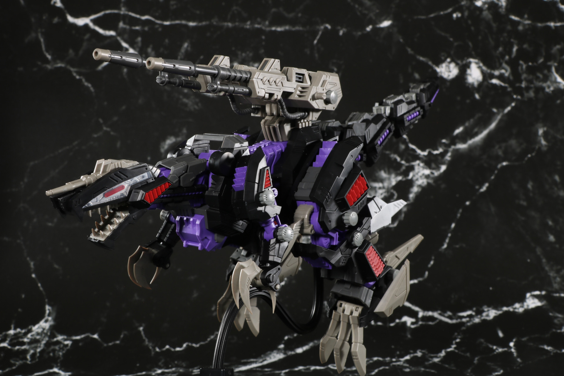 100円ショップのディスプレイを使用。アームパーツで支えることでホバー移動の再現ができる