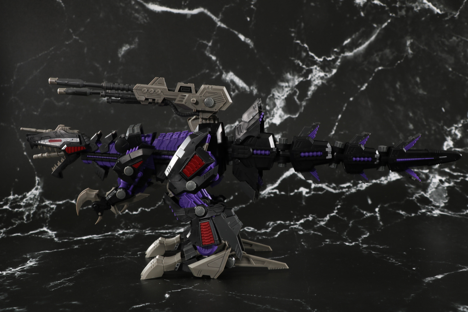 荷電粒子砲発射形態。尻尾をまっすぐ配置でき、アニメイメージの姿勢を取ることができる