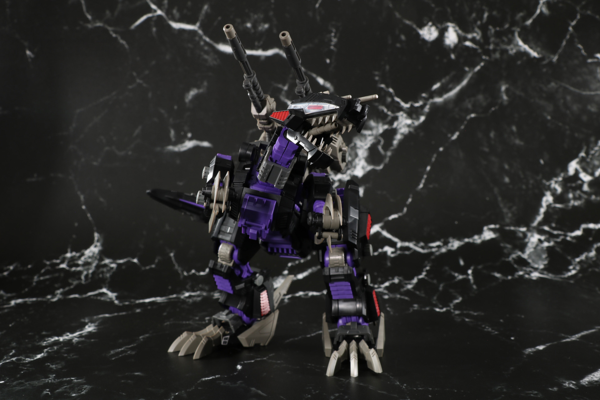 胴体も各ブロックの可動軸で身をよじる動きも表現できる