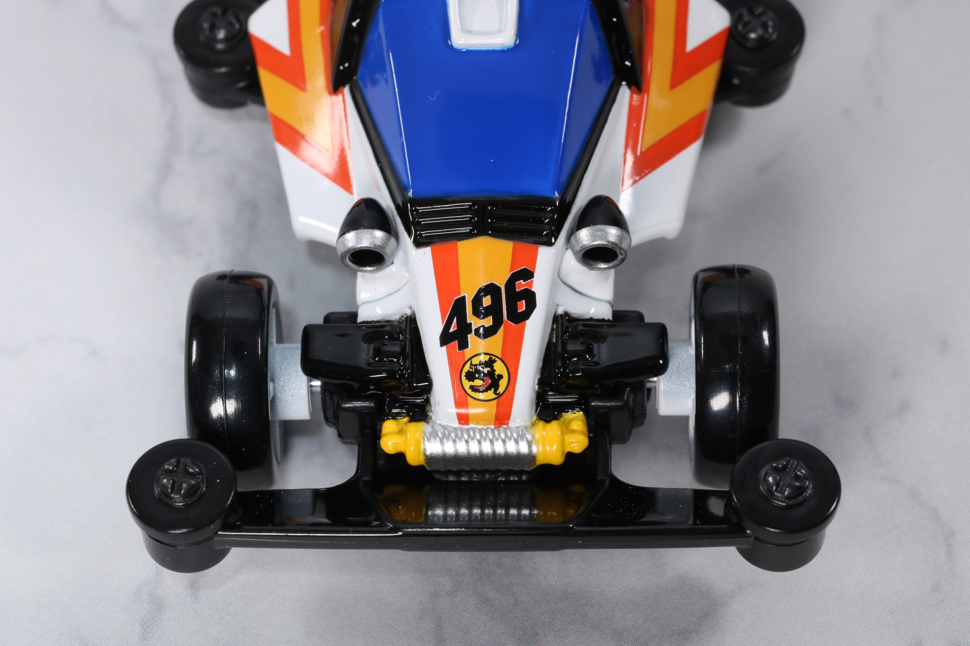 フロントローラーは回すことができる。ローラーを止めるビスも細かく造形されている