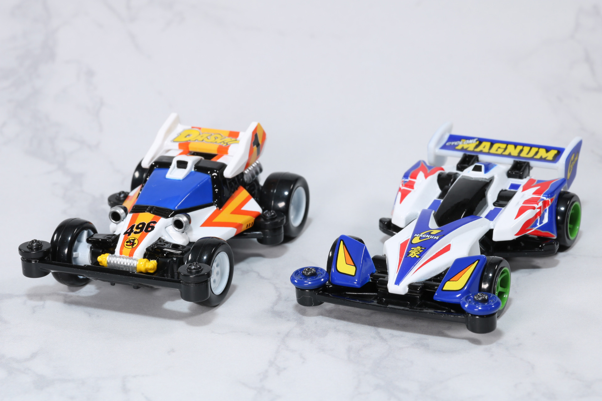 「トミカプレミアムunlimited 爆走兄弟レッツ&ゴー!! ミニ四駆 サイクロンマグナム」（右）と比較
