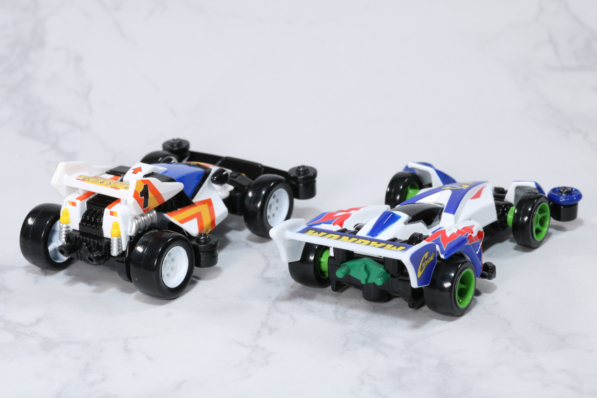 悪路も走行できる「ダッシュ1号・皇帝（エンペラー）」（左）とダウンフォースを意識した「サイクロンマグナム」（右）の高さや幅の違いも見えてくる