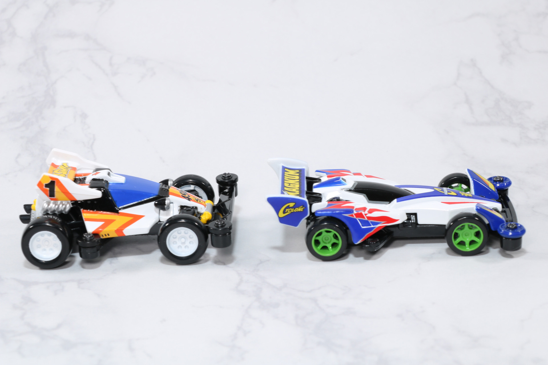 ホイールデザイン、車高の違いでミニ四駆の歴史を感じられる