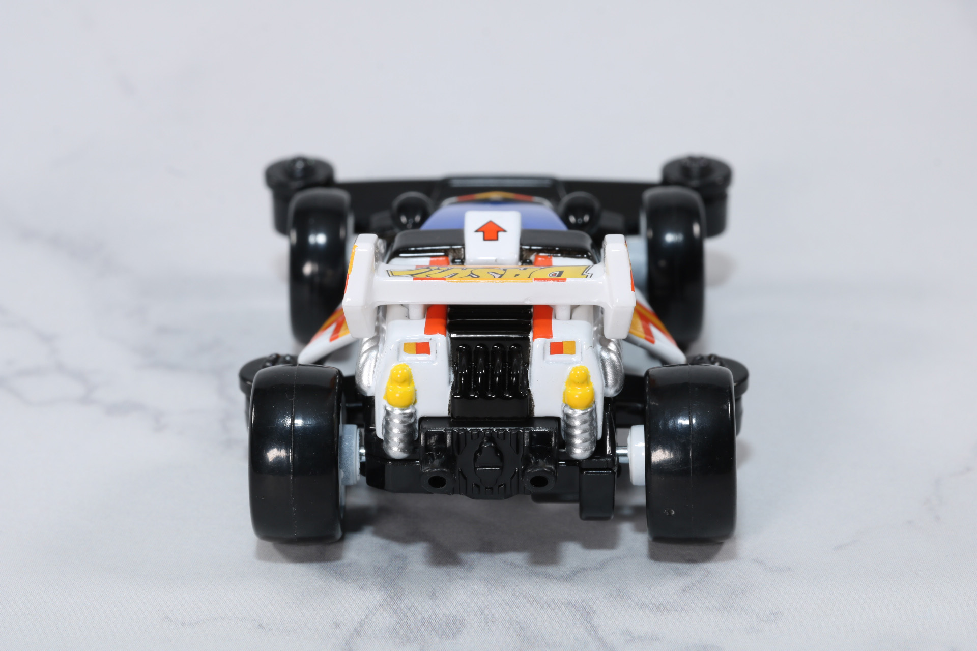 背面もスプリング造形やミニ四駆の留め具が造形されている