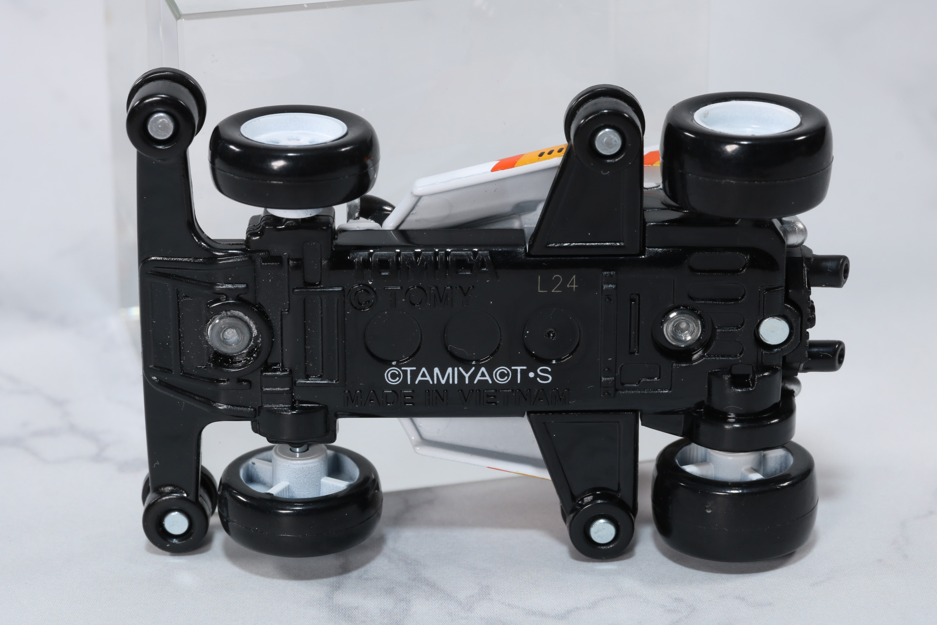 底面から見るとシャーシデザインが確認できる