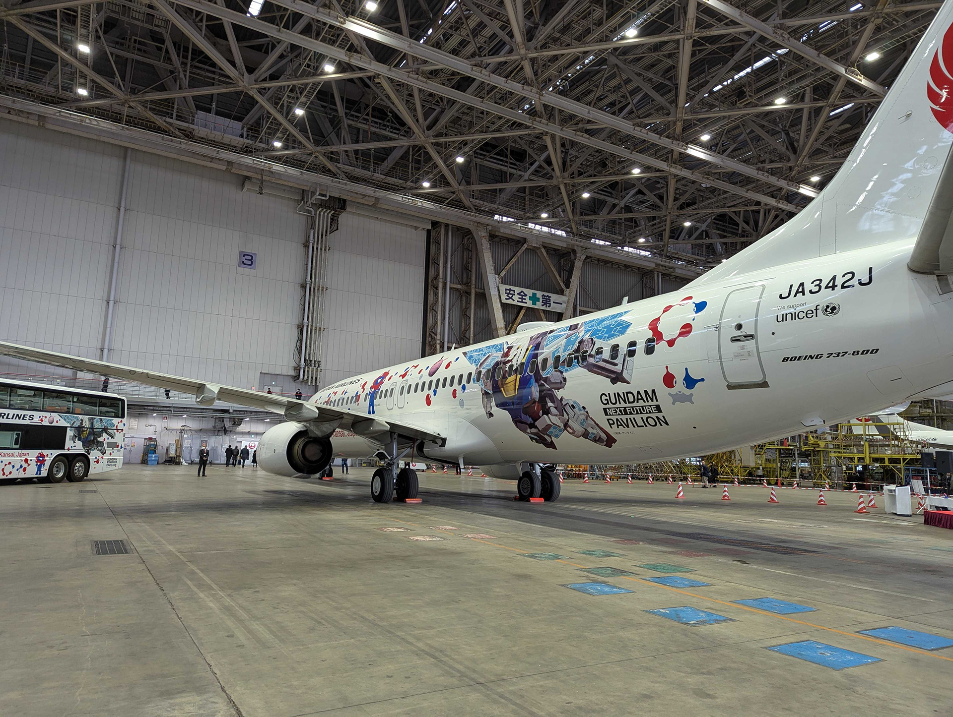 「RX-78F00/E ガンダム」とミャクミャクが描かれている