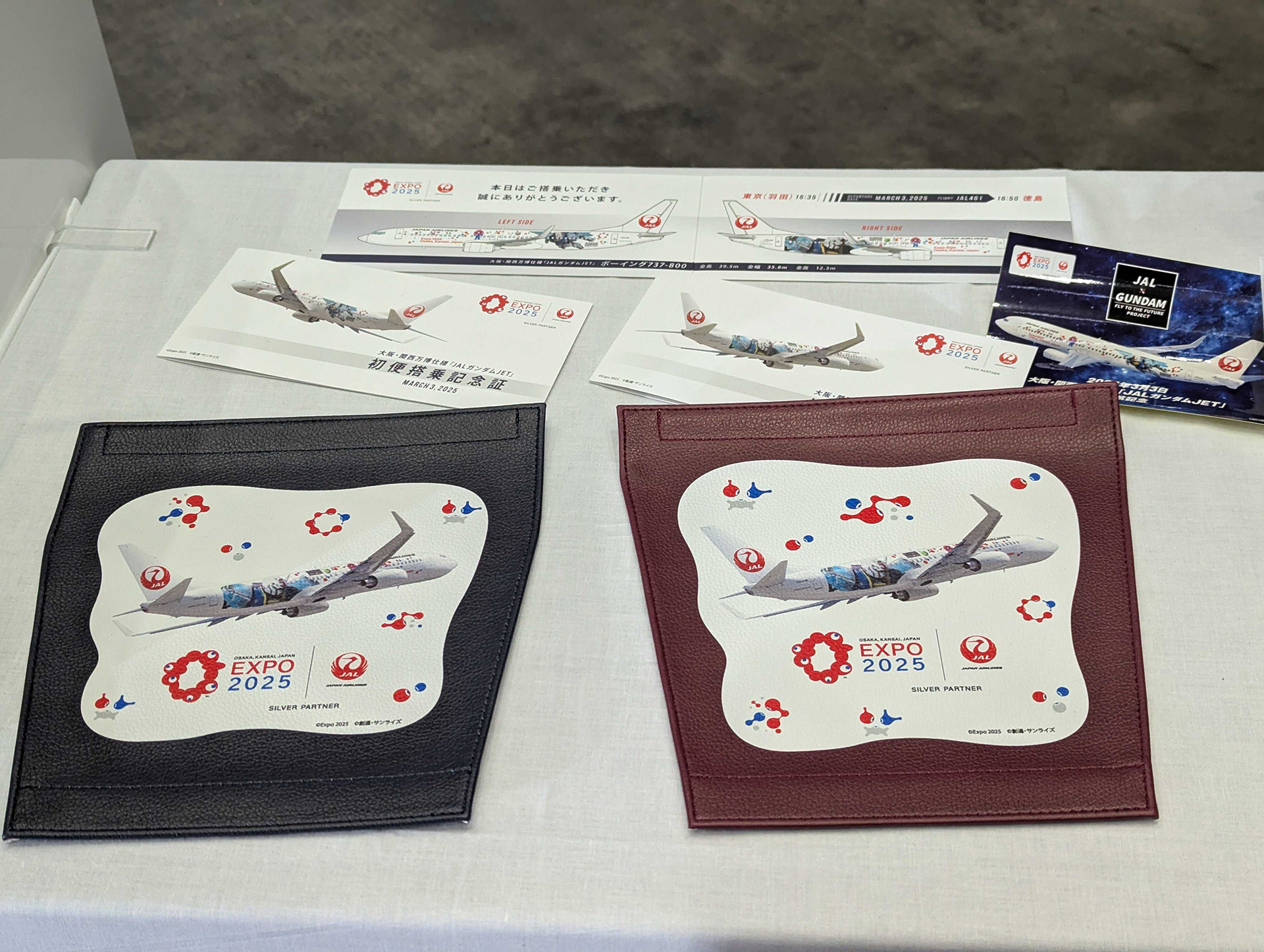 奥が搭乗時にもらえるグッズ。手前がヘッドレスカバー