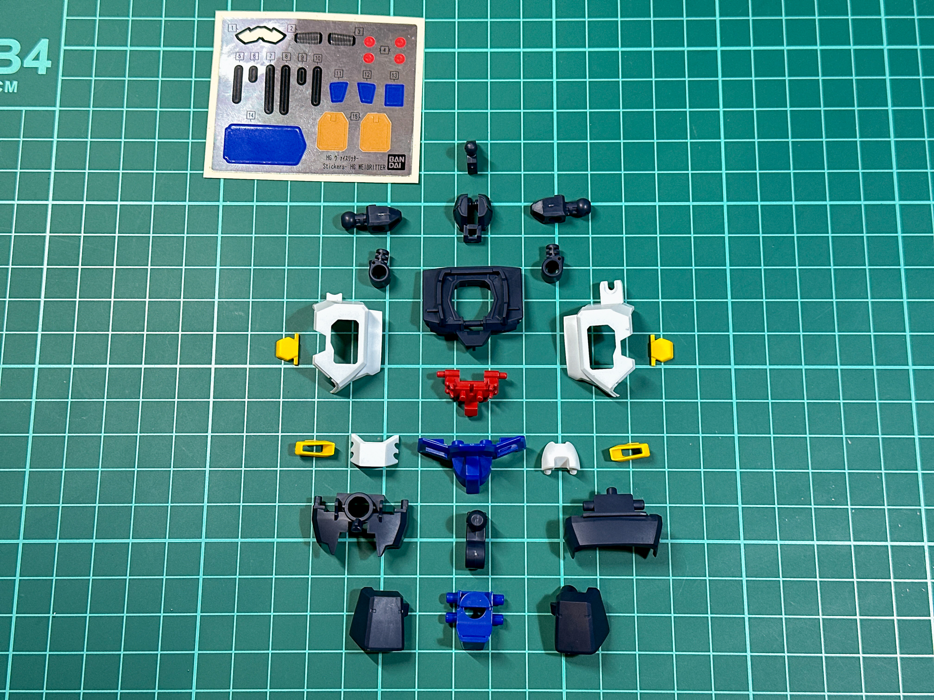 組み立て前の胴体パーツ。胴体側面のイエロー部分もパーツ分割による色分けとなっています。